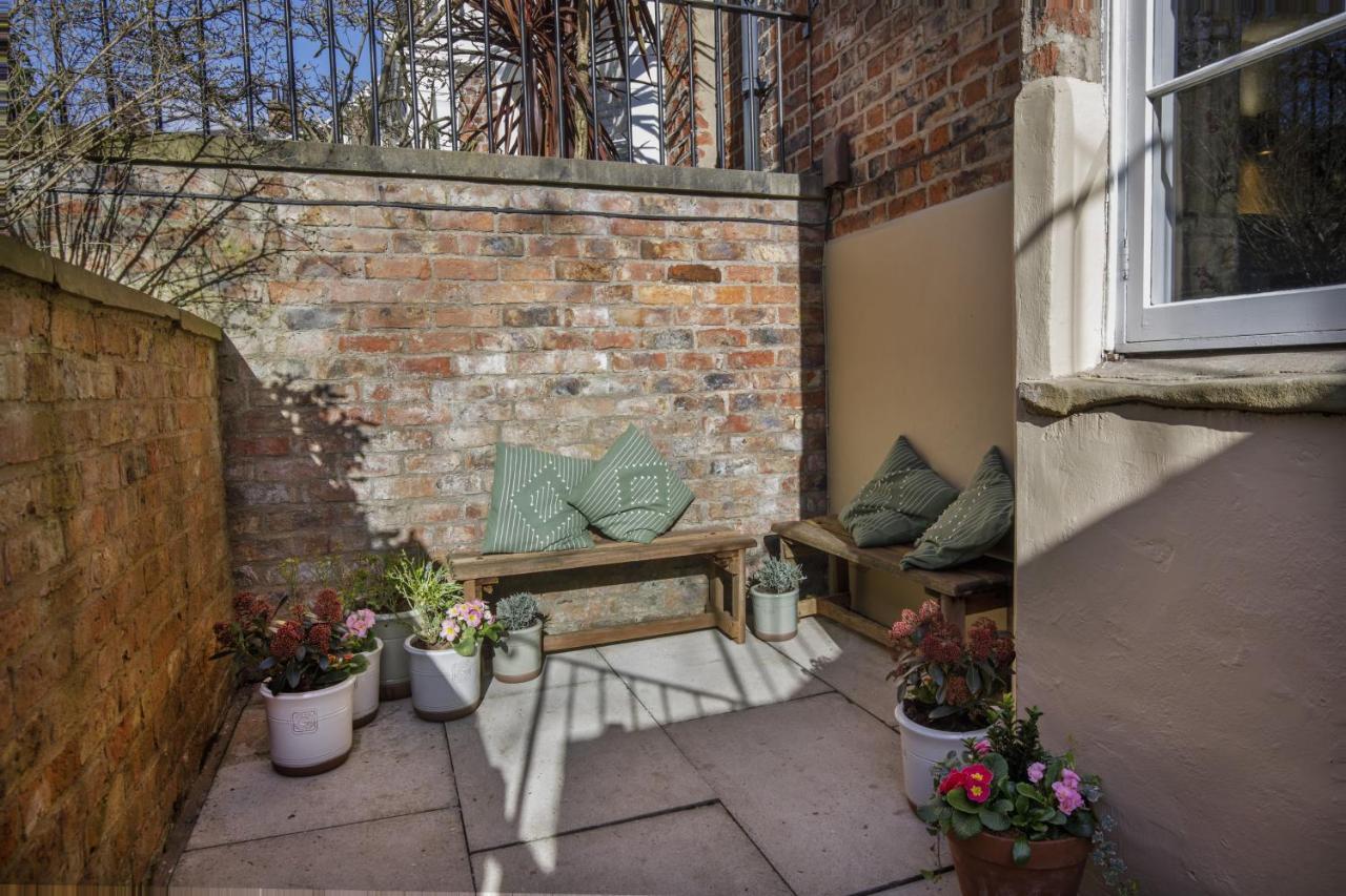 The Garden Square - Unique Luxury Apartment In Historic Garden Square - Ideal For 2 People York Bagian luar foto